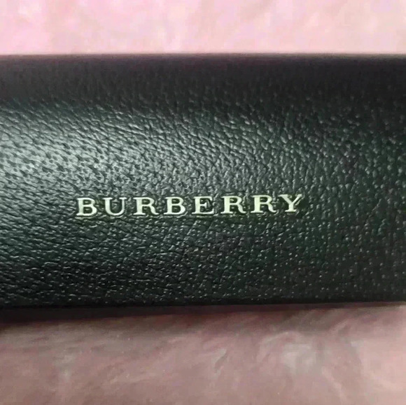 Women Burberry sunglasses no defects main image 7